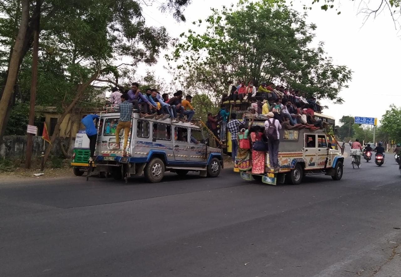 Coronavirus In Jharkhand : कोरोना का कहर और सड़क हादसे की आशंका के बीच वाहनों में ऐसे सफर कर रहे मजदूर, कोरोना गाइडलाइन की उड़ रहीं धज्जियां, बेपरवाह प्रशासन