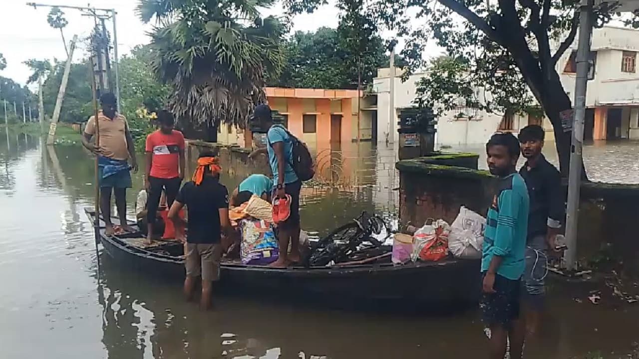 PHOTOS: भागलपुर में हॉस्टल तक चल रही नाव, मार्केट में घुटने भर पानी, देखिए कैसे घरों में कैद हैं लोग..