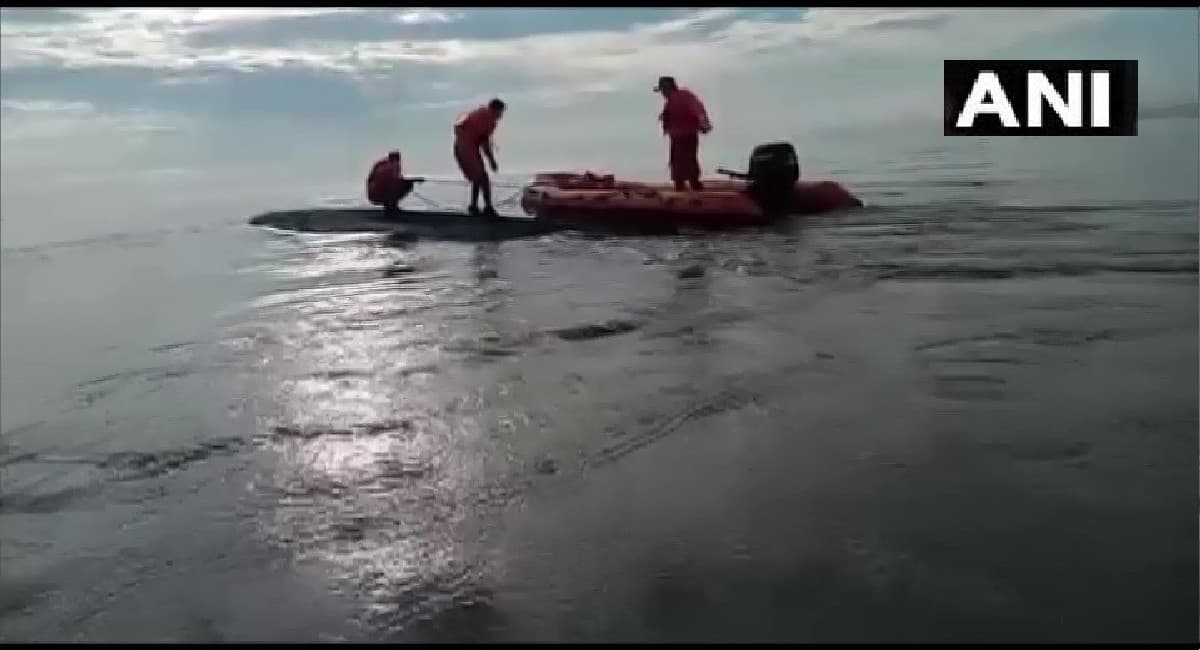 भारतीय तटरक्षकों ने गुजरात से जब्त किया पाकिस्तानी नाव, हिरासत में 10 पाक नागरिक