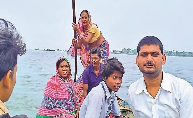 Bihar Flood 2020: बाढ़ से घिरा एक ऐसा गांव, जहां खुद नाव चलाकर ग्रामीणों को ले जाती हैं उनकी वार्ड सदस्य…