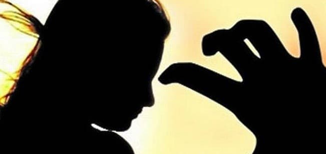 Prayagraj News: होली मिलन समारोह में गए थे परिजन, पड़ोसी ने युवती को अकेला पाकर किया दुष्कर्म, मामला दर्ज