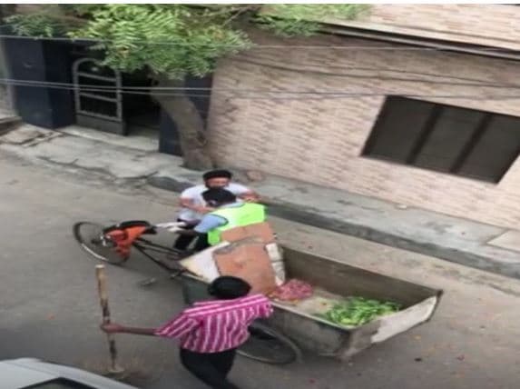 Corona Warrior : पंजाब के नाभा में लोगों ने सफाई कर्मी को नोटों की माला पहनाकर किया स्वागत, देखें वीडियो