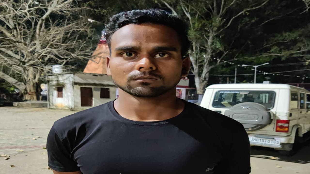 Jharkhand Crime News: ATM कार्ड बदलकर अवैध निकासी मामले का खुलासा, UP से एक आरोपी गिरफ्तार