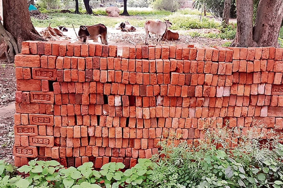 लोहरदगा के कुड़ू प्रखंड में नाडेप निर्माण में गड़बड़ी का आरोप, नियमों को ताक पर रख किया जा रहा है काम