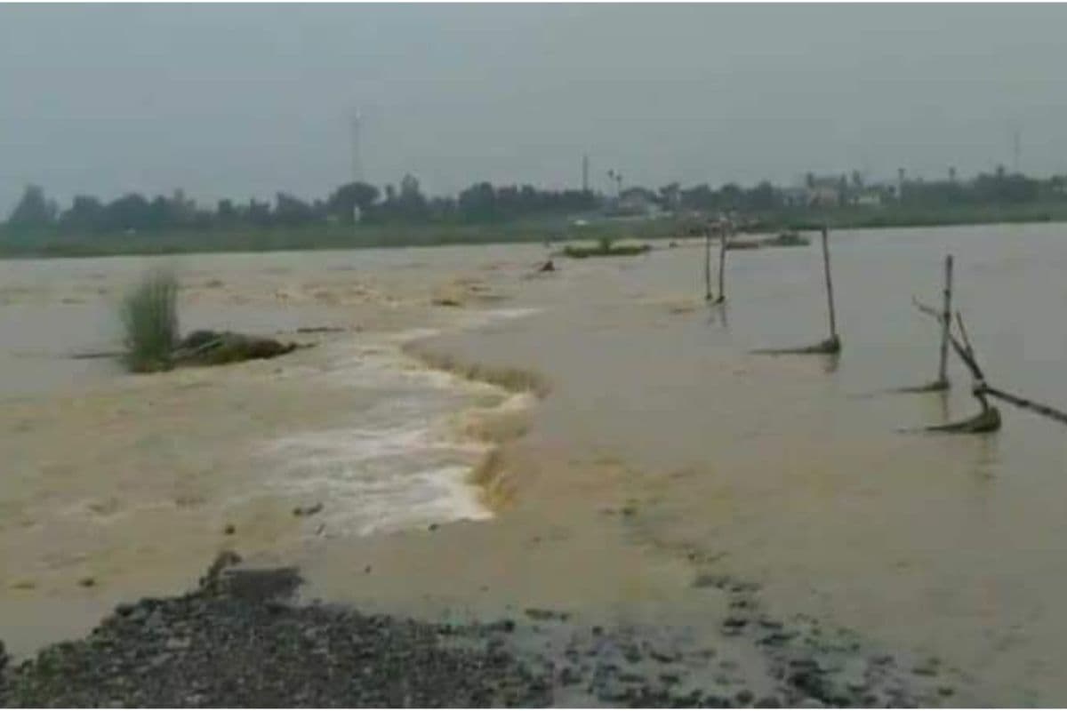 Bihar Flood: पुनपुन नदी किंजर में लाल निशान के पार, औरंगाबाद में अदरी नदी पर बना पुल डूबा
