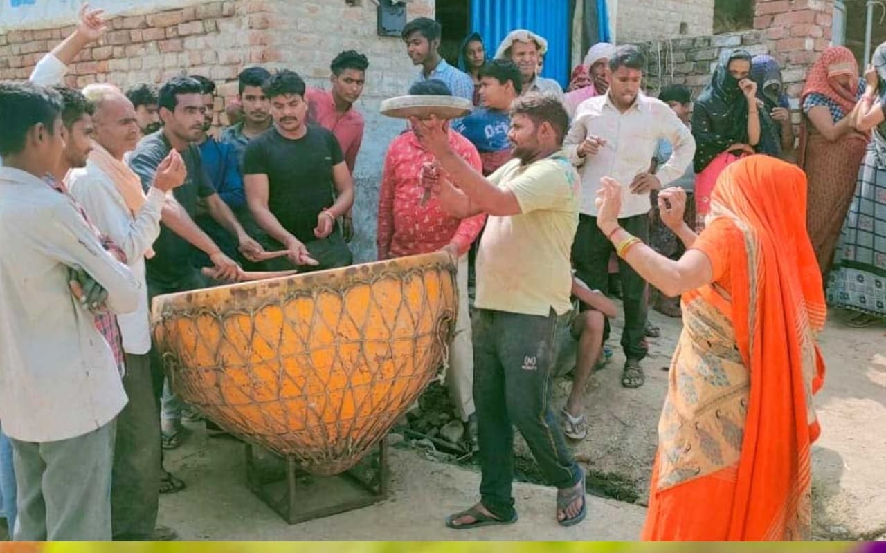 नगाड़ा बजाकर शुरू होती है नैनूपट्टी पंचायत में होली, यहां के 22 मजरों की अदभुत होली के बारे में जानें