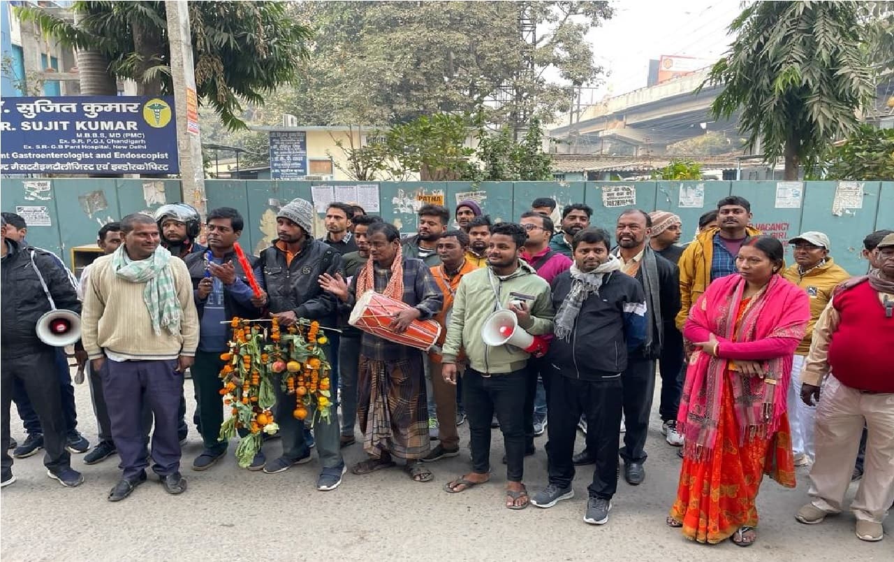 पटना की सड़कों पर कचरा फेंकने वाले हो जाएं सावधान, माला पहना कर किया जा रहा शर्मिंदा