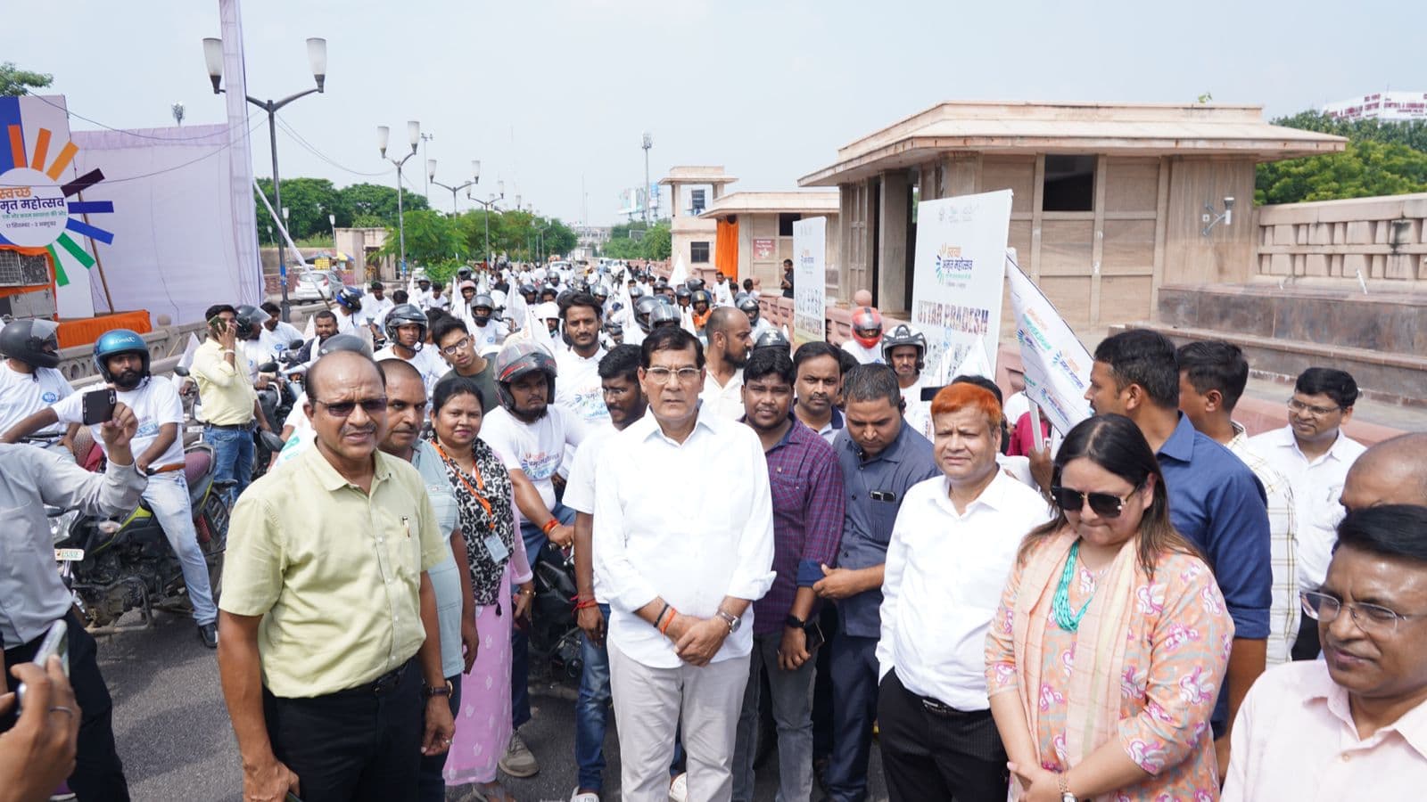 Gandhi Jayanti: 75 जनपदों की 1 लाख किमी की यात्रा तय कर 200 से ज्‍यादा बाइकर्स पहुंचे लखनऊ, जानें क्‍यों?