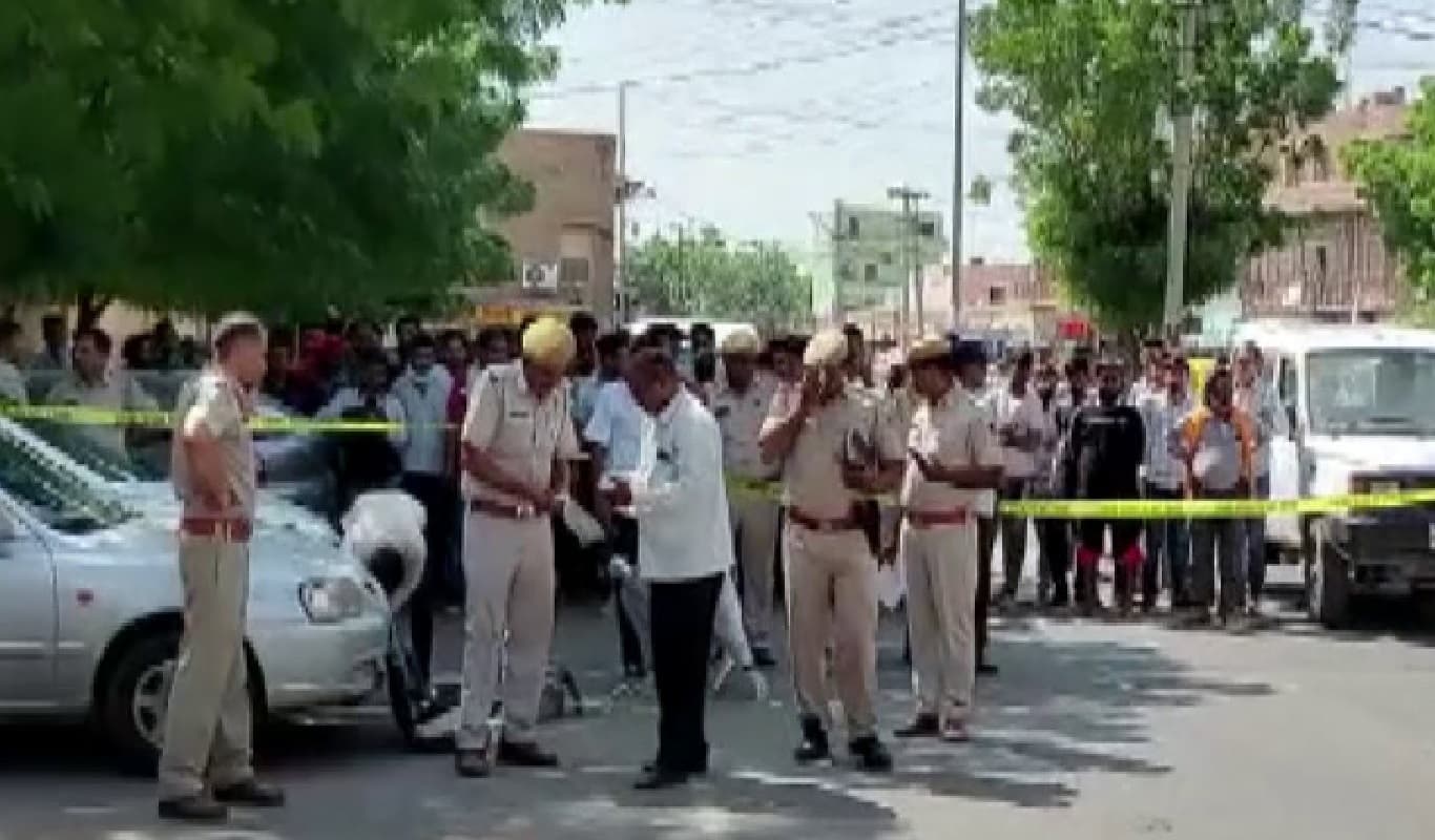 Rajasthan: कोर्ट के बाहर हरियाणा के गैंगस्टर को गोलियों से भूना, गवाही देने आया था संदीप सेठी, VIDEO Rajasthan: कोर्ट के बाहर हरियाणा के गैंगस्टर को गोलियों से भूना, गवाही देने आया था संदीप सेठी, VIDEO