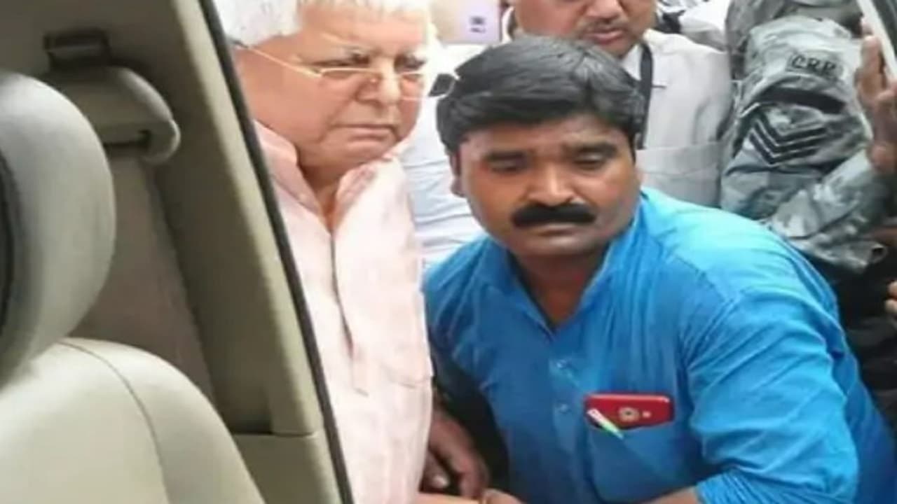 लालू परिवार के करीबी नगीना यादव की संदिग्ध मौत, सड़क किनारे पड़े मिले, पुलिस ने पहुंचाया अस्पताल