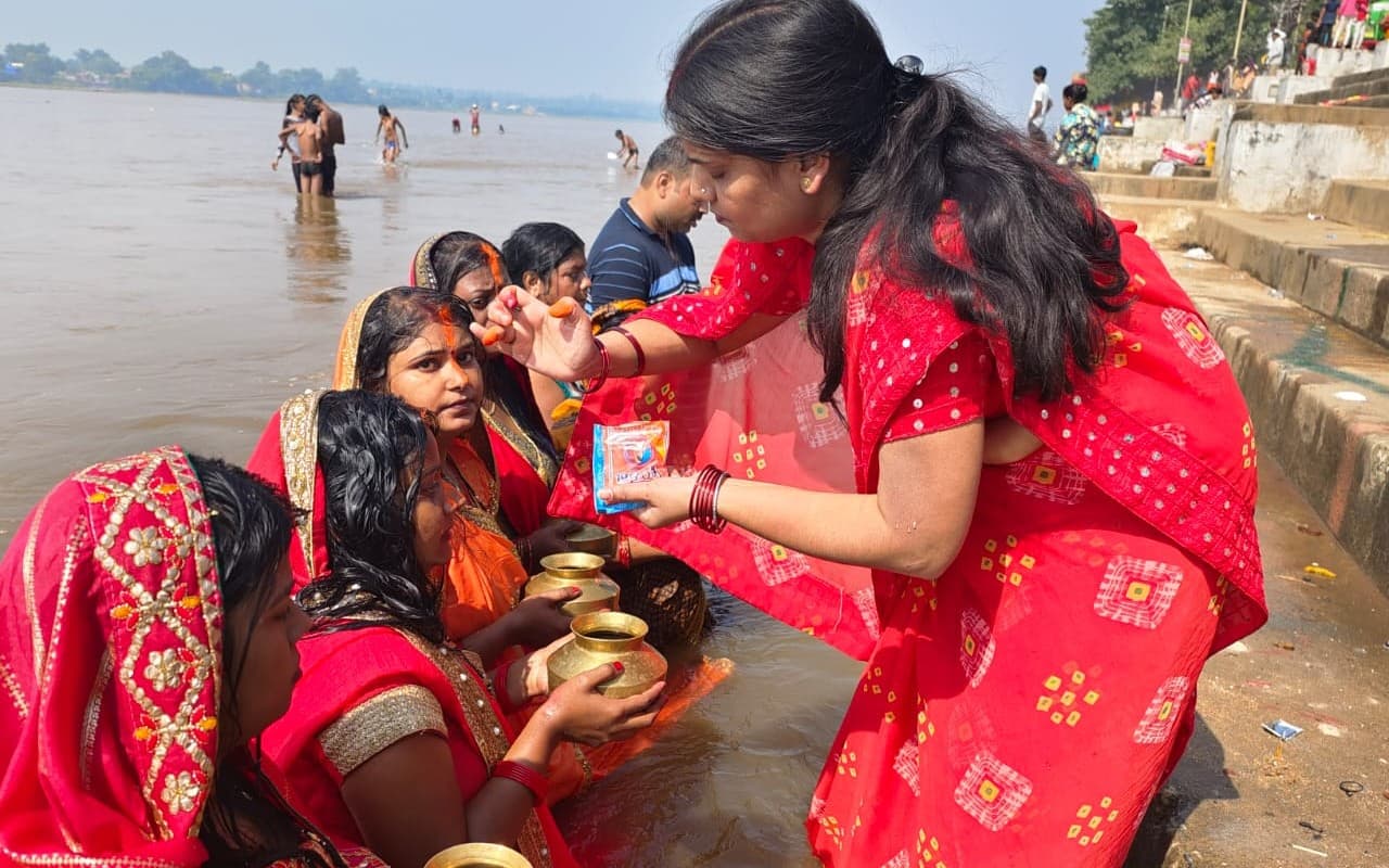 Chhath Puja 2022: नहाय-खाय के साथ मेदिनीनगर में छठ महापर्व शुरू, व्रतियों ने नदी में जाकर की पूजा