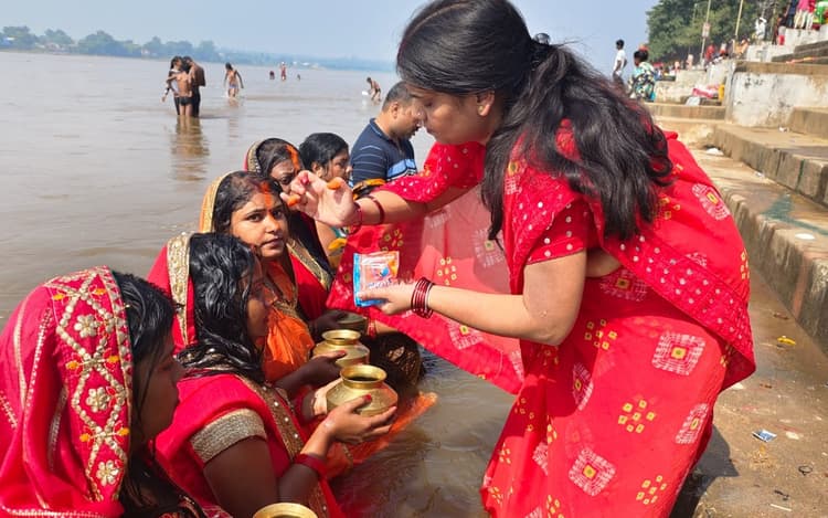 Chhath Puja 2022: नहाय-खाय के साथ मेदिनीनगर में छठ महापर्व शुरू, व्रतियों ने नदी में जाकर की पूजा