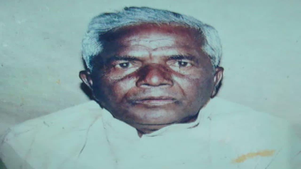 गांव की सरकार : 125 वोट से जीत कर किसान से मुखिया बने थे नकुल महतो, अमलो पंचायत में हुए कई विकास कार्य