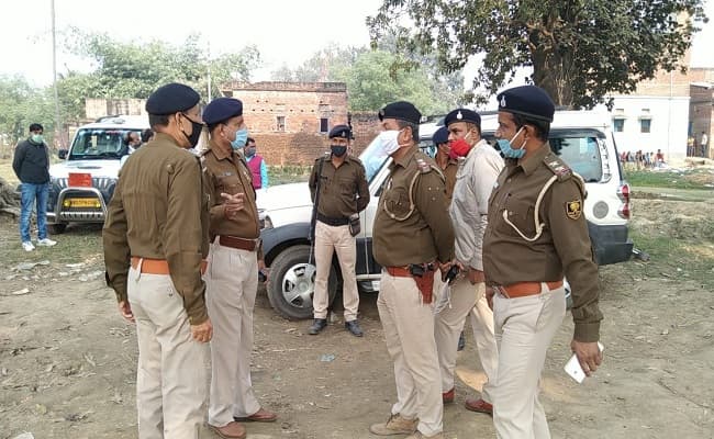 प्रेमी की शादी से बौखलायी प्रेमिका ने नयी नवेली दुल्हन के काटे बाल, आंखों में डाला फेविकोल