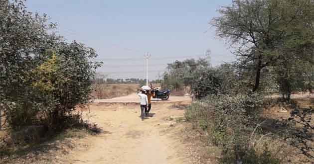 बरसात में 14 किलोमीटर लंबा हो जाता है इस गांव का रास्ता