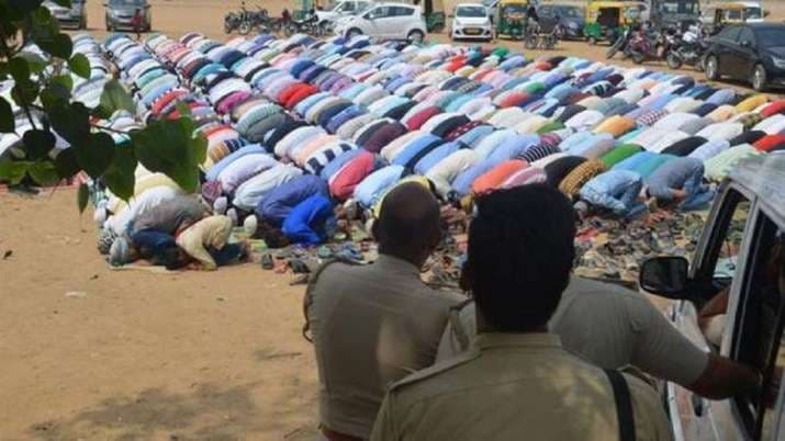 Lockdown: मस्जिद में जमात के साथ नमाज पढ़ाने वाले मौलवी समेत कई पर मुकदमा