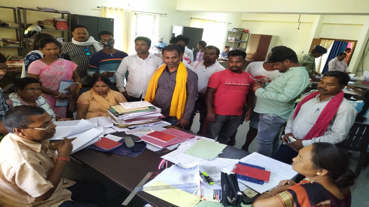 गांव की सरकार : थर्ड फेज के लिए नॉमिनेशन शुरू,पहले दिन रांची के नामकुम प्रखंड में 71 लोगों ने खरीदे फॉर्म