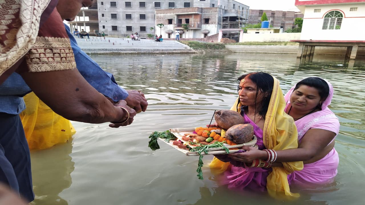 Chaiti Chhath 2022: महापर्व छठ पर भगवान सूर्य को अर्घ्य अर्पित, विभिन्न घाटों में उमड़ी भीड़, देखें Pics