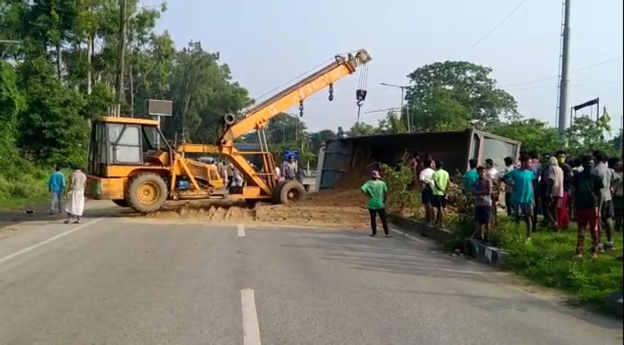 मॉर्निंग वॉक पर निकले बुजुर्ग की अवैध बालू लदा हाइवा पलटने से मौत, एक की हालत गंभीर, ड्राइवर फरार