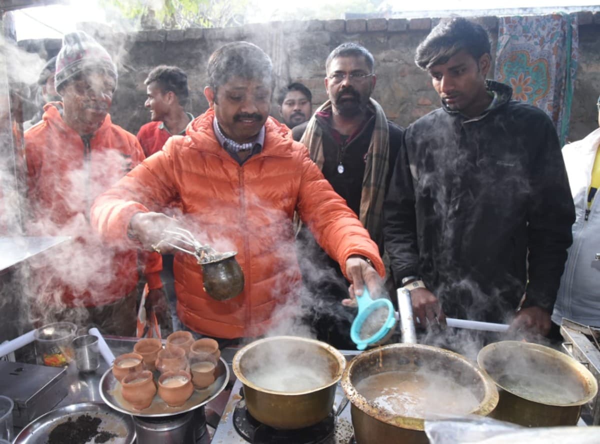 चाय बेचकर PM Modi की राह पर चल पड़े नंद गोपाल, संघर्ष के दिनों को याद करते हुए ठेले पर कुछ यूं छानी चाय