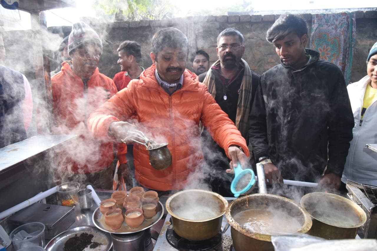 UP Election 2022: चुनाव प्रचार का एक तरीका ऐसा भी, कैबिनेट मंत्री नंदी ने बनाई चाय, बोले- लगाता था ठेला