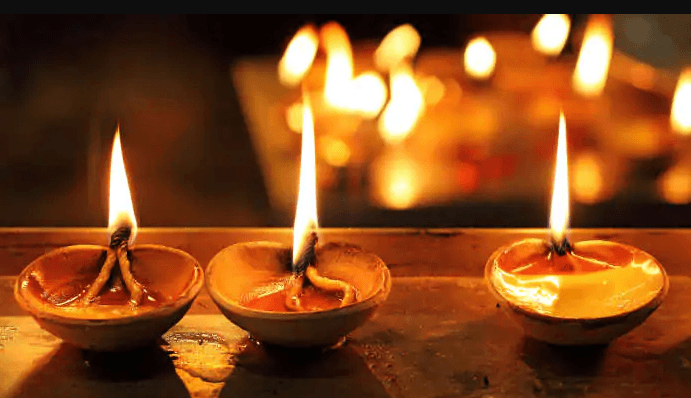 choti diwali : चतुर्दशी के दिन अकाल मृत्यु से मुक्ति के लिए ऐसे करें यमराज की पूजा, यहां पढ़ें पौराणिक कथा