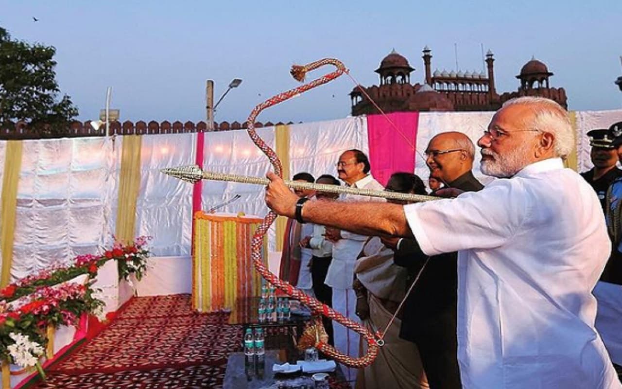 Narendra Modi Birthday: चायवाला से PM बनने तक, संघर्षों से भरा है नरेंद्र मोदी का सफर