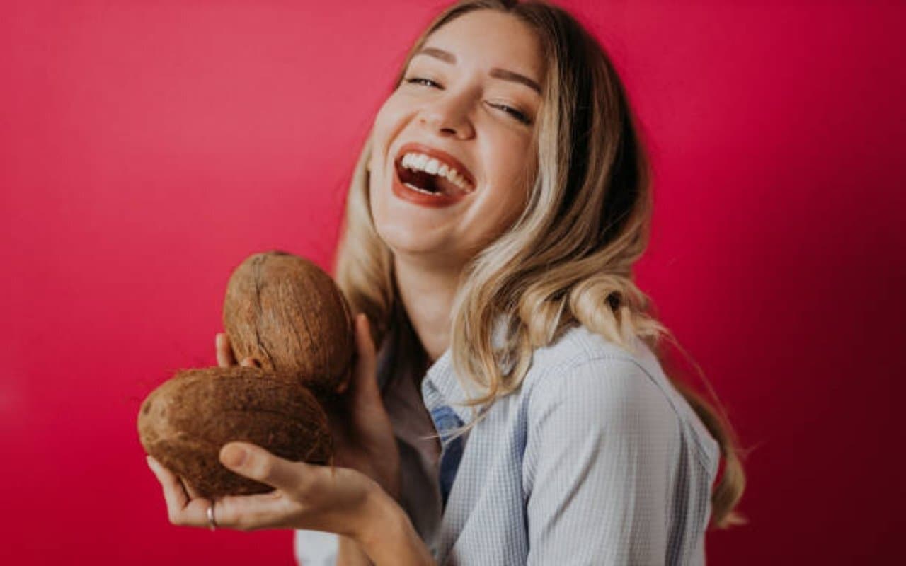 बेदाग चमक के साथ Wrinkle Free फेस पाना है बेहद आसान, कोकोनट ऑइल का जानिए कमाल