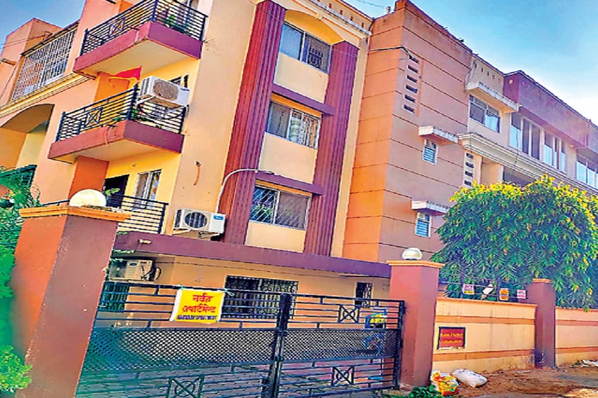 रांची के नर्मदा अपार्टमेंट की कहानी: जल निकासी की सुविधा नहीं, पार्किंग एरिया में बनाया फ्लैट