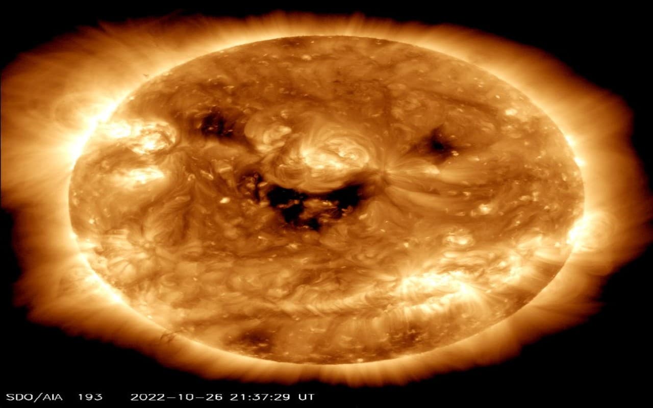 क्या आपने देखा है मुस्कुराता हुआ सूरज? NASA ने तस्वीर जारी कर दी चेतावनी