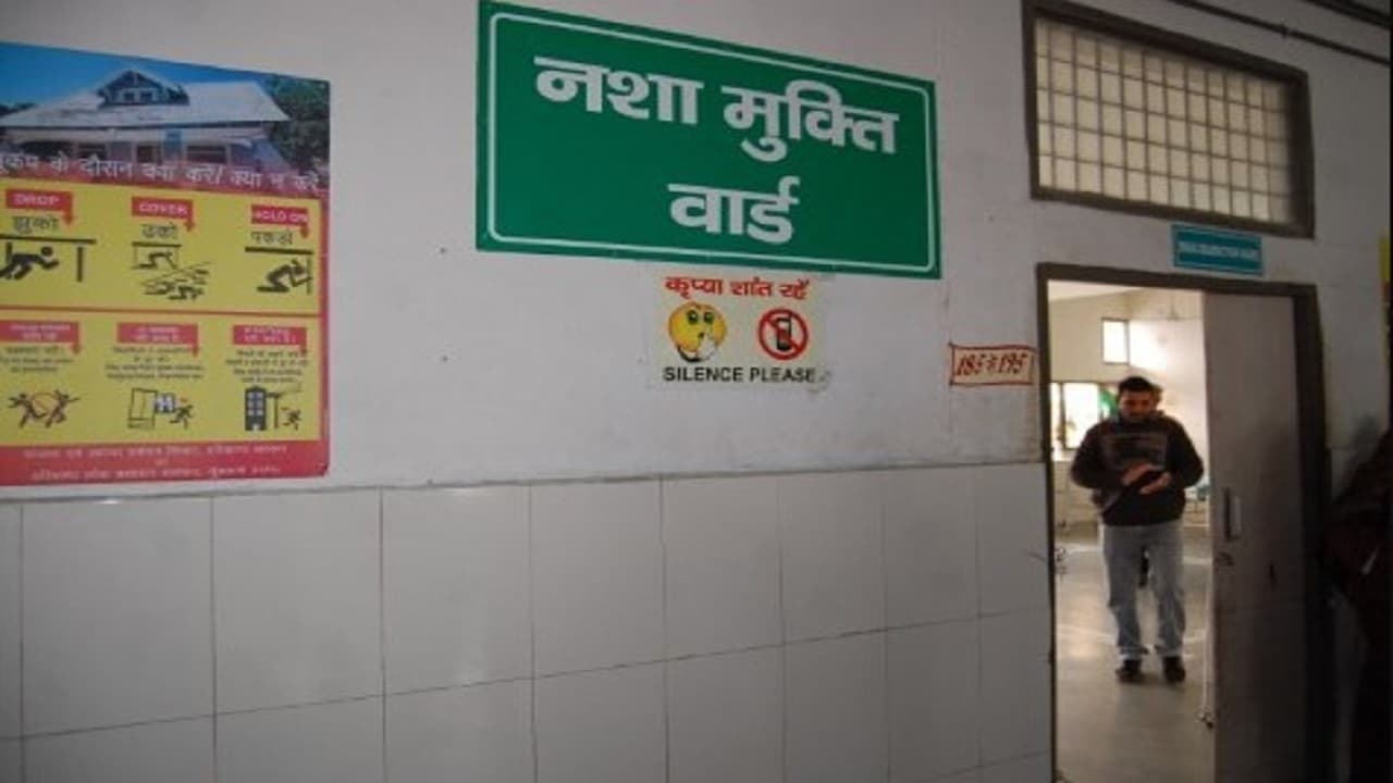 Bihar: अजब-गजब... नशामुक्ति केंद्र पहुंच रहे मरीजों का पागलों के डॉक्टर कर रहे इलाज, जाने पूरा मामला