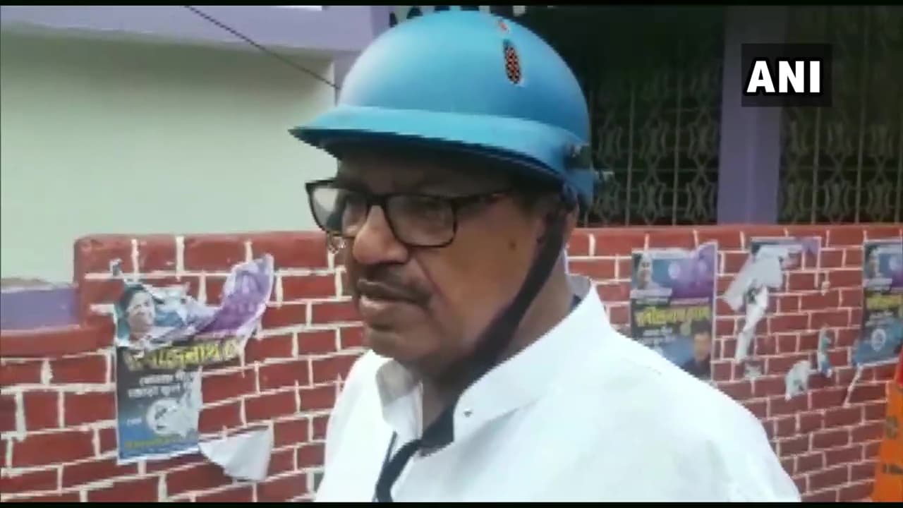WB Chunav 2021: हेलमेट पहनकर मतदान करने पहुंचे ममता सरकार के ये मंत्री, सुरक्षा को लेकर चुनाव आयोग पर लगाया बड़ा आरोप WB Chunav 2021: हेलमेट पहनकर मतदान करने पहुंचे ममता सरकार के ये मंत्री, सुरक्षा को लेकर चुनाव आयोग पर लगाया बड़ा आरोप