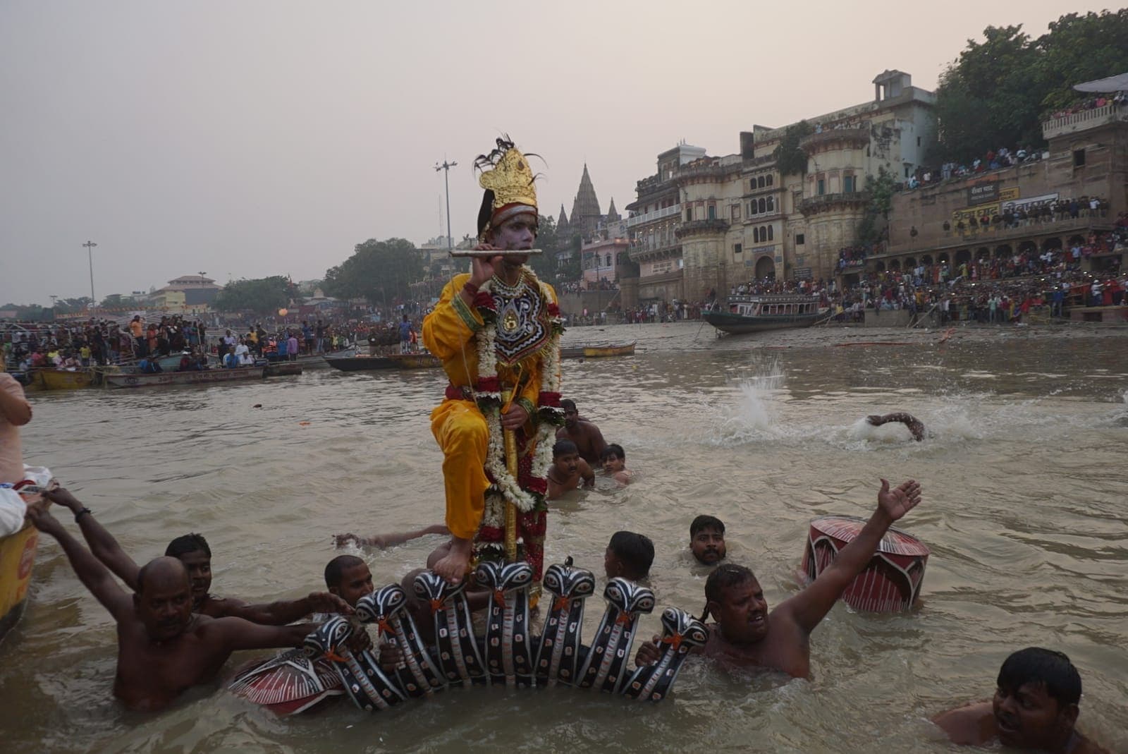 Varanasi News: विश्व प्रसिद्ध नाग नथैया लीला देखने उमड़ी भीड़, गंगा बनी यमुना तो जयकारों से गूंज उठी काशी