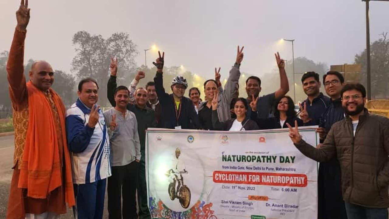 प्राकृतिक चिकित्सा का संदेश लेकर दिल्ली से साइकिल यात्रा रवाना, 18 नवंबर को पुरस्कृत किए जाएंगे चिकित्सक