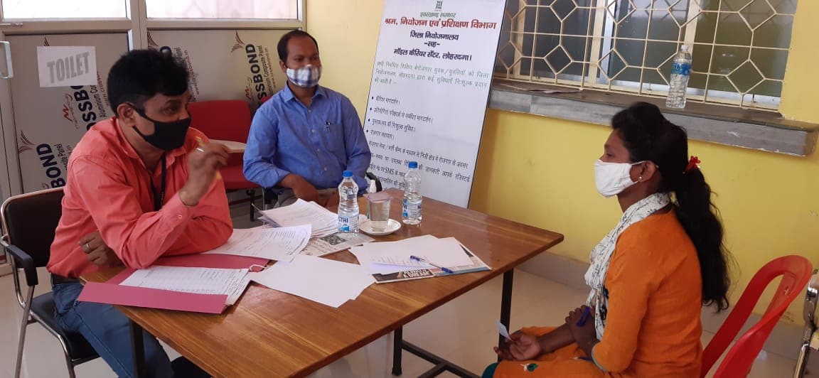 Naukri 2021 : झारखंड के लोहरदगा में 26 युवतियों को मिली नौकरी, भर्ती कैंप में हुआ फाइनल सेलेक्शन