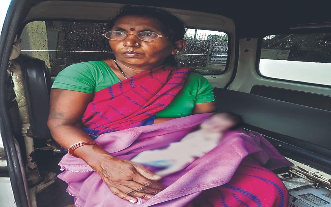 देवघर के झरना चौक में लगे जाम में 40 मिनट तक फंसी एंबुलेंस, नवजात की मौत