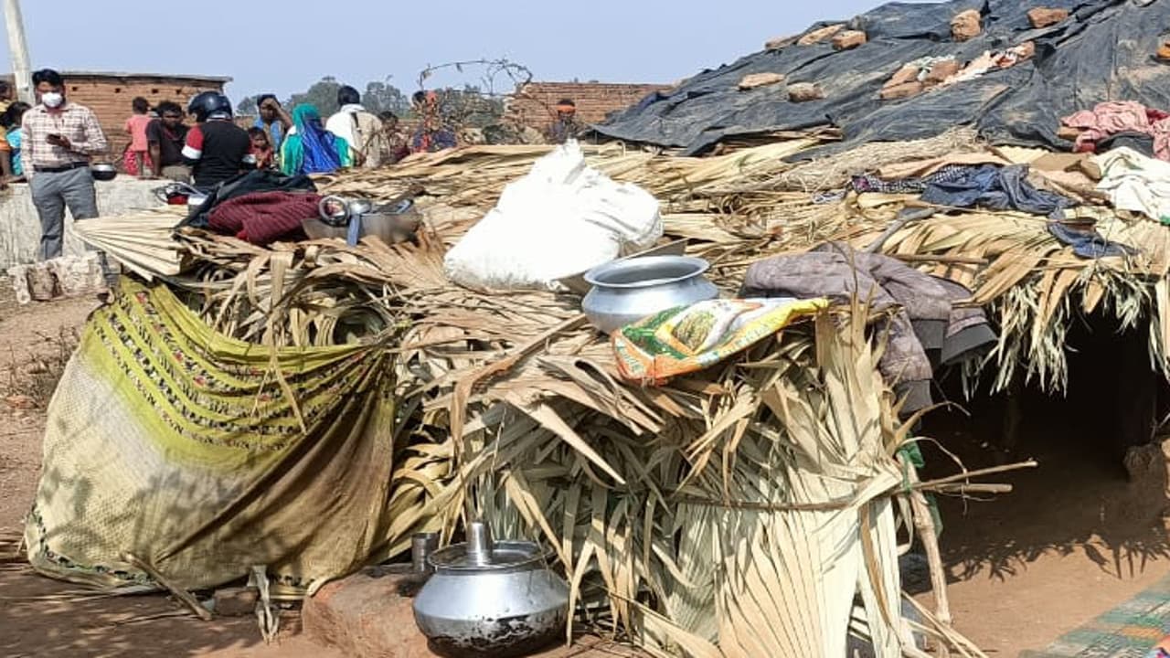 ठंड लगने से कोडरमा के नवलशाही में बिरहोर महिला की हुई मौत, मददगार की आस में घंटों बैठे रहे परिजन
