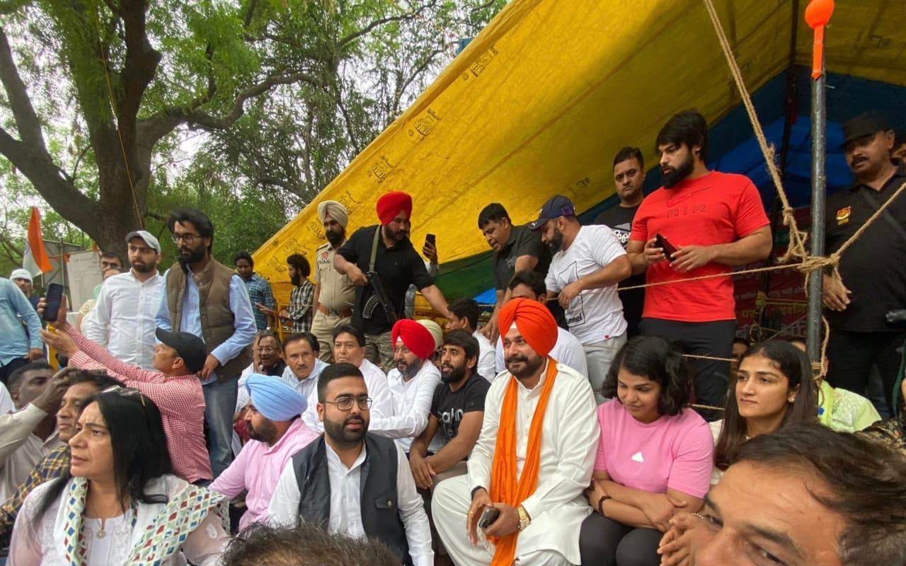 Wrestlers Protest: पहलवानों के समर्थन में जंतर मंतर पहुंचे नवजोत सिंह सिद्धू, कहा- दोषी को बचाया जा रहा है