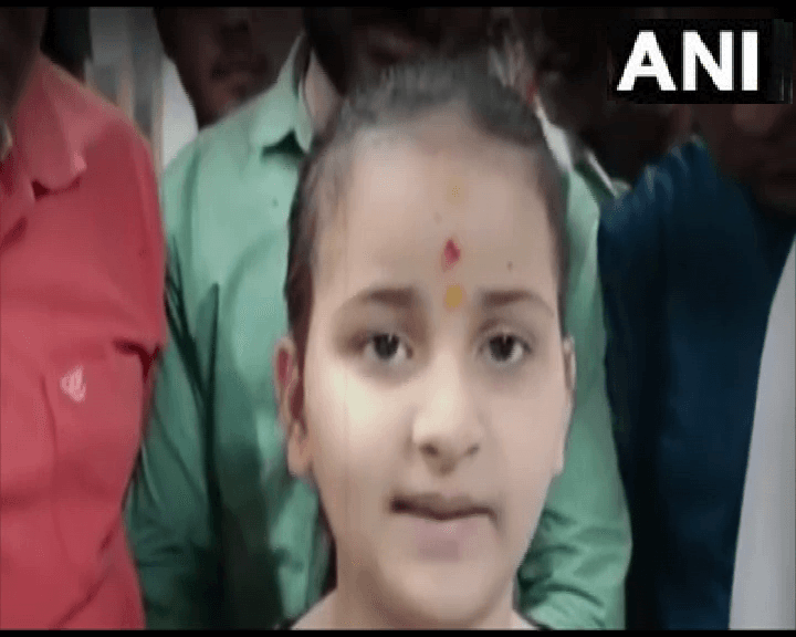 'संकट ते हनुमान छुडावैं', नवनीत राणा की बेटी पढ़ रही है हनुमान चालीसा, भगवान से मांग रही है ये