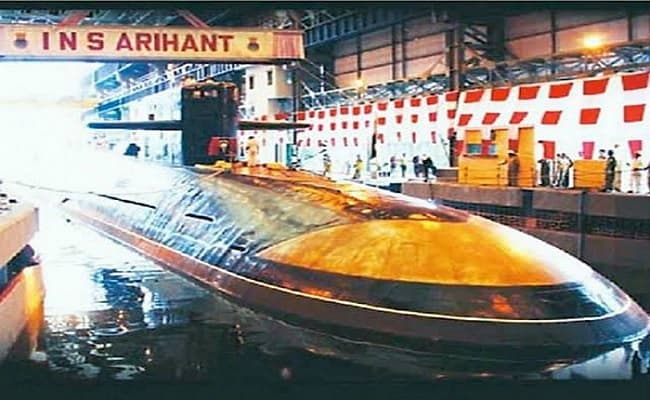 भारतीय नौसेना खतरों से निपटने को तैयार, अपने बेड़े में रखेगी परंपरागत और परमाणु पनडुब्बियां