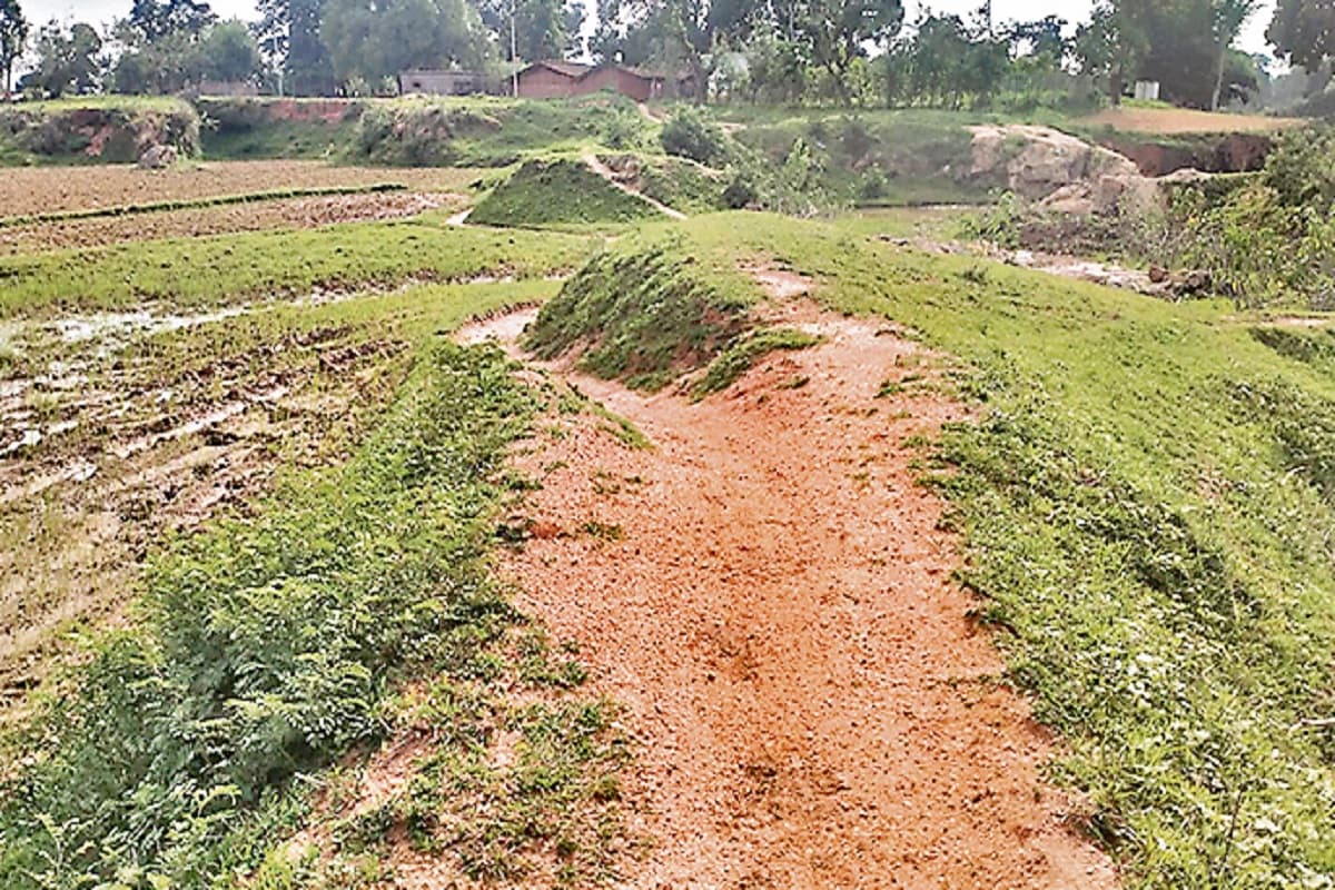 पहुंच पथ नहीं होने से सिमडेगा के नवाटोली गांव के लोगों को आने जाने में होती है परेशानी