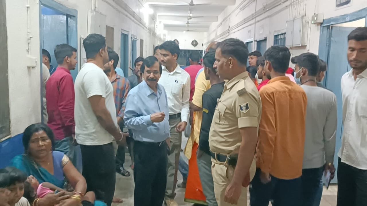 Nawada News: छत पर चढ़कर झगड़ा देख रहे थे लोग, अचानक छज्जा गिरने से 10 घायल, 6 की हालत गंभीर