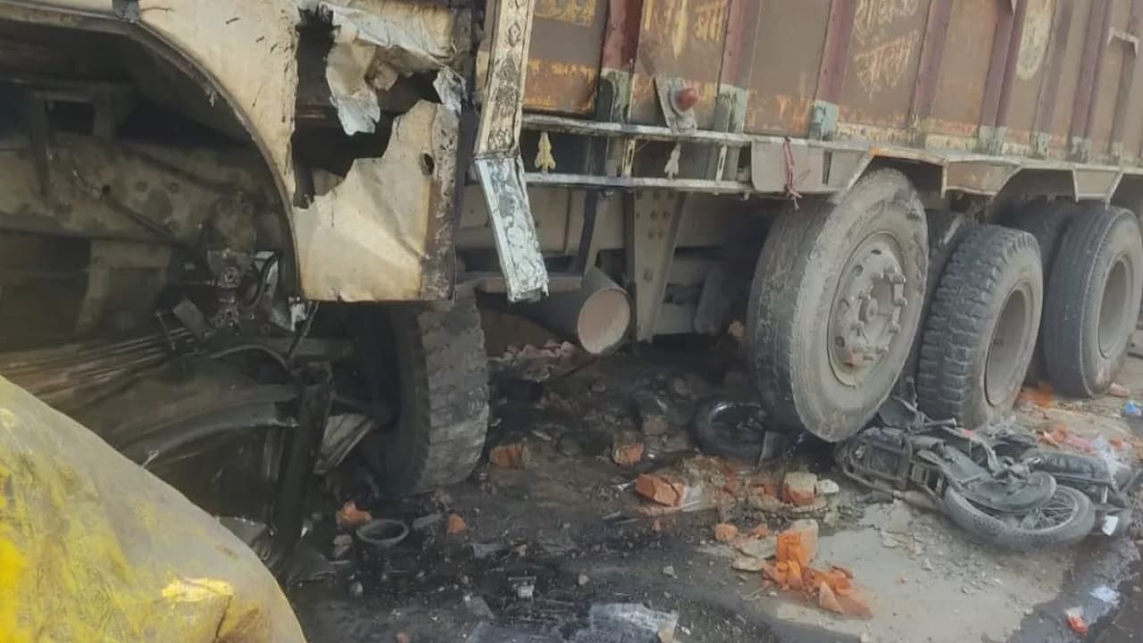 नवादा में बड़ा हादसा, सड़क किनारे होली खेल रहे बच्चों पर पलटा ट्रक, एक व्यक्ति की मौत, 12 से ज्यादा घायल