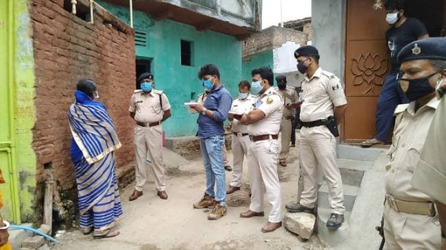 Bihar: हाजत में बंद 5 पुलिस अधिकारी, अंदर ही पानी, खैनी और मूत्रत्याग... SP ने दिया दंड? वीडियो वायरल