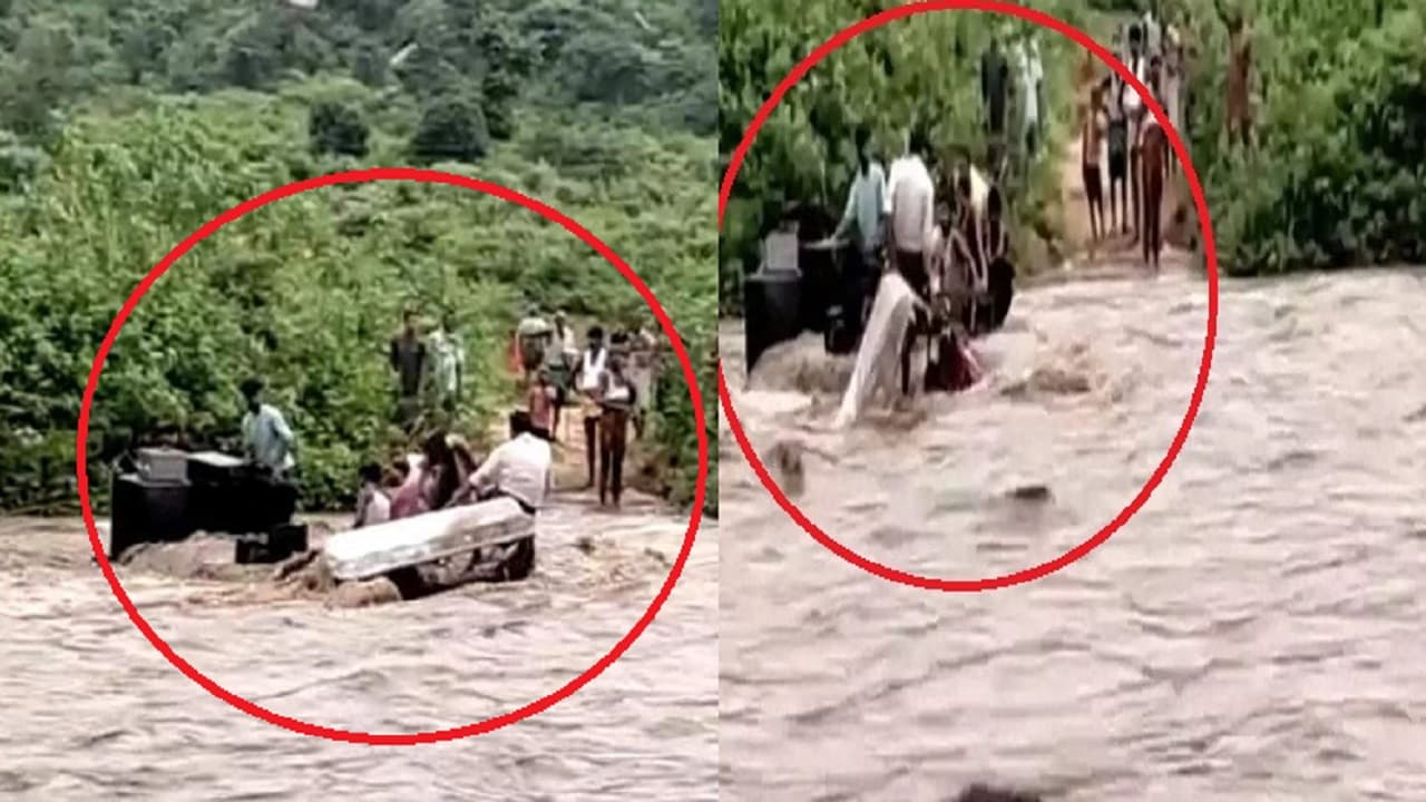 VIDEO: बिहार में तेज धार में बह गया अधजला शव व डीजे, अगले दिन झाड़ी में फंसा मिला शव तो हुआ दाह-संस्कार