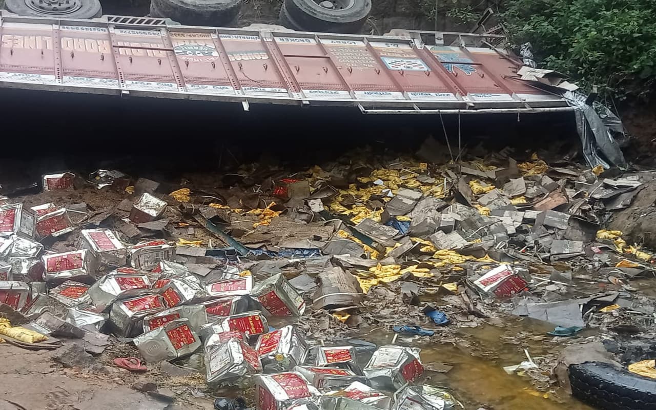 झारखंड : बोकारो के डुमरी-नावाडीह मुख्य मार्ग पर पलटा ट्रक, मच गयी सरसों तेल की लूट