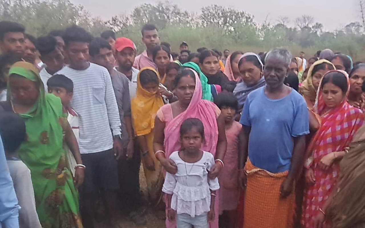 झारखंड : बोकारो के नावाडीह में वज्रपात से मां की मौत, बाल-बाल बची बेटी, ग्रामीणों ने की मुआवजे की मांग