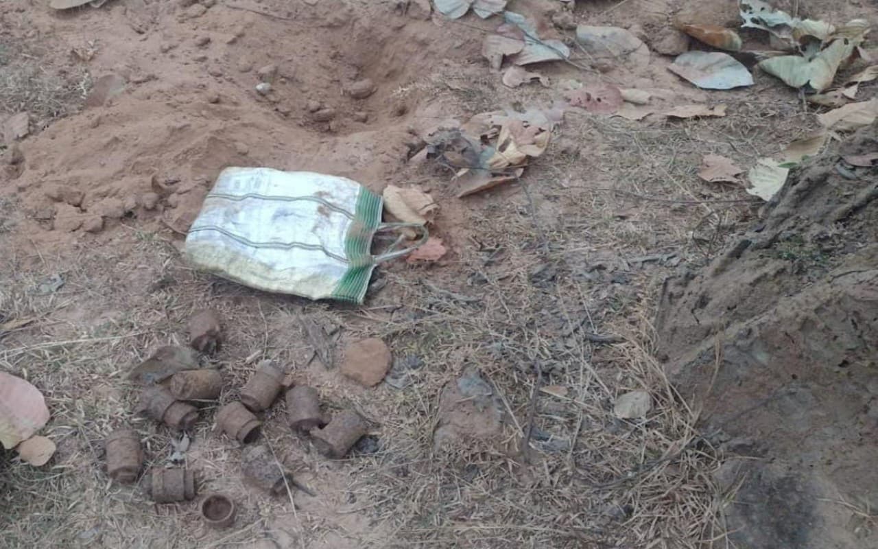 गिरिडीह पुलिस को मिली बड़ी सफलता, नक्सलियों के खिलाफ सर्च अभियान के दौरान दस हैंड ग्रेनेड बरामद