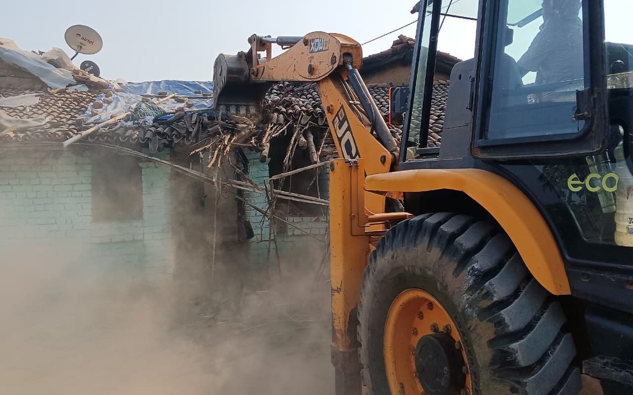 झारखंड के चतरा में 5 लाख के इनामी नक्सली सहदेव यादव के घर पर चला बुलडोजर, पुलिस ने की कुर्की-जब्ती