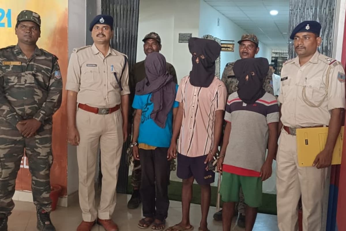 झारखंड: भाकपा माओवादी को बड़ा झटका, तीन गिरफ्तार, सुरक्षाबलों को निशाना बनाने वाले कई सामान बरामद